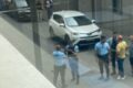 Barbearia em Curvelo com marcas de tiros e fita policial após tiroteio que deixou um ferido