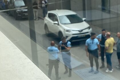 Barbearia em Curvelo com marcas de tiros e fita policial após tiroteio que deixou um ferido