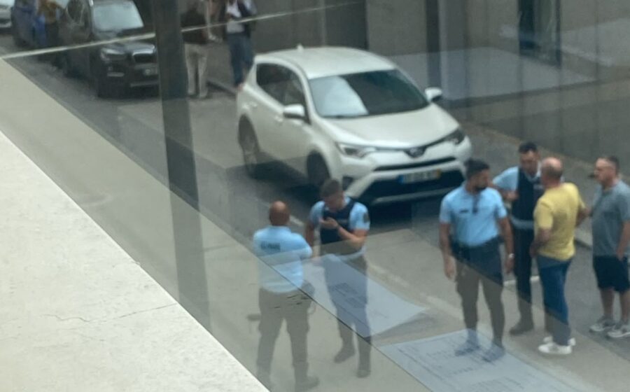 Barbearia em Curvelo com marcas de tiros e fita policial após tiroteio que deixou um ferido