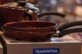 Pavilhão da Tramontina lotado com produtos de cozinha, ferramentas, móveis e jardinagem em promoção