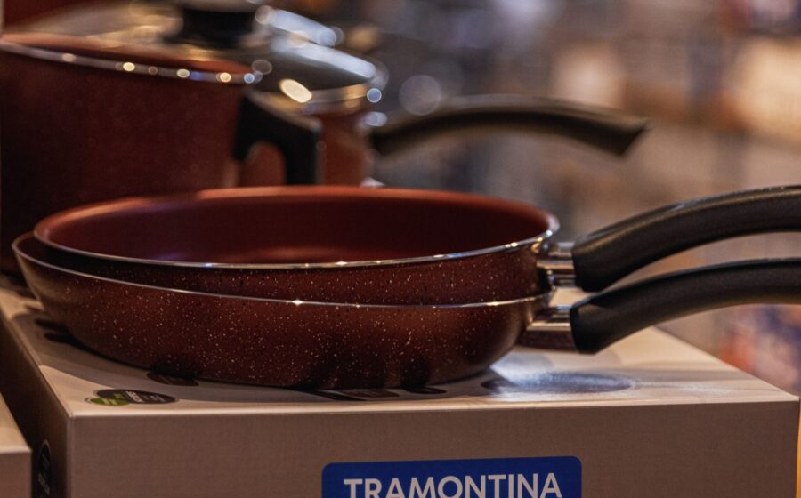 Pavilhão da Tramontina lotado com produtos de cozinha, ferramentas, móveis e jardinagem em promoção