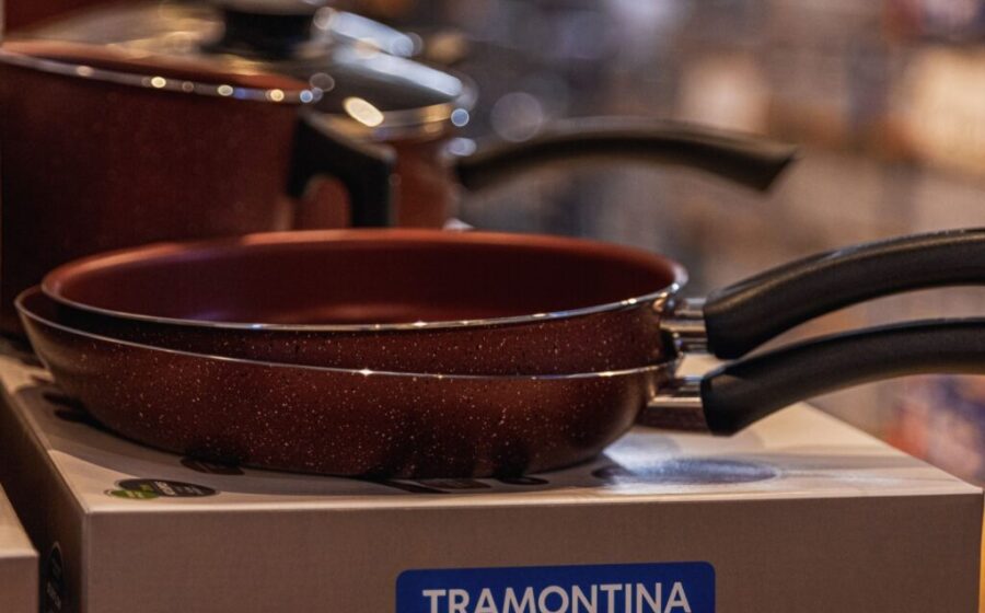 Outlet Tramontina com produtos em promoção e placa de descontos de até 50%