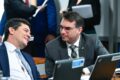 Sergio Moro e Ratinho Júnior apertam as mãos no Palácio Iguaçu durante anúncio da transição de governo no Paraná com equipe de 20 nomes