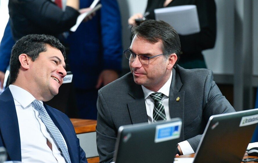 Sergio Moro e Ratinho Júnior apertam as mãos no Palácio Iguaçu durante anúncio da transição de governo no Paraná com equipe de 20 nomes