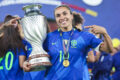 Troféu do Prêmio TV Brasil Petrobras Para Elas com logos de Bahia, Palmeiras e São Paulo finalistas de melhor gestão futebol feminino