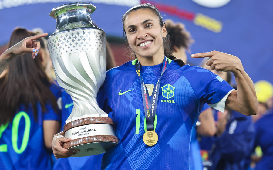 Troféu do Prêmio TV Brasil Petrobras Para Elas com logos de Bahia, Palmeiras e São Paulo finalistas de melhor gestão futebol feminino