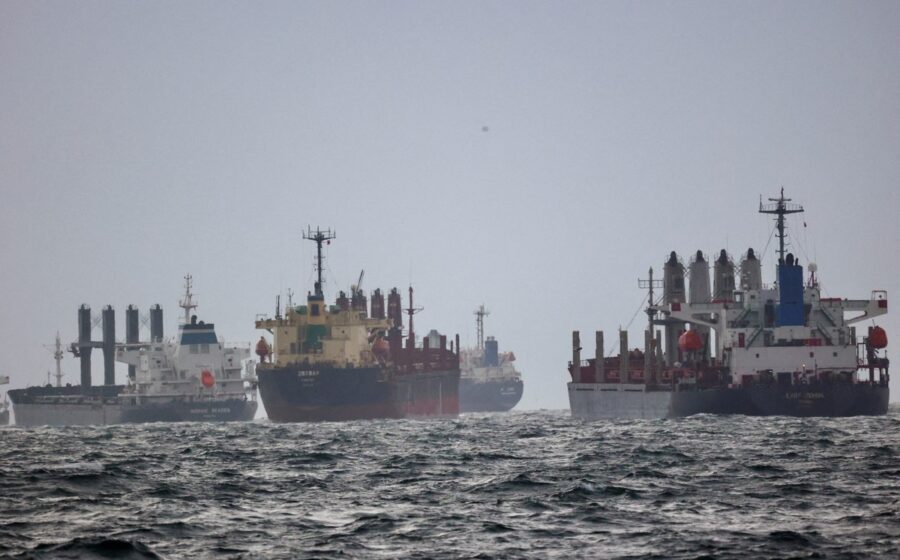 Gráfico de alta do trigo em Chicago com silos de grãos e navios no Mar Negro ao fundo