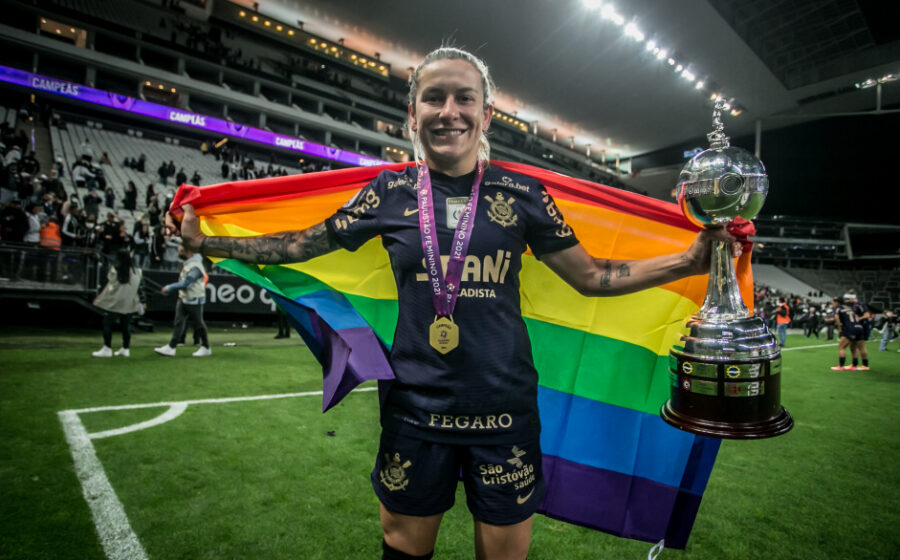 Três jogadoras de futebol feminino: Bia Menezes, Raissa Bahia e Tamires, finalistas a melhor lateral-esquerda
