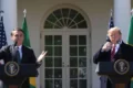 Trump e Flávio Bolsonaro apertam as mãos na Casa Branca após concessão de visto