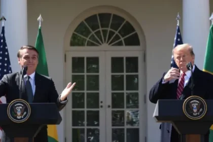 Trump e Flávio Bolsonaro apertam as mãos na Casa Branca após concessão de visto