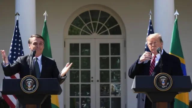 Trump e Flávio Bolsonaro apertam as mãos na Casa Branca após concessão de visto