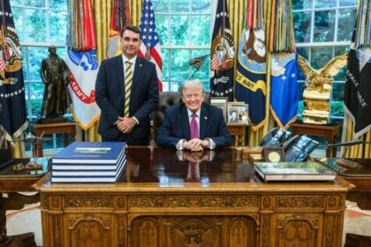 Donald Trump e Flávio Bolsonaro em destaque: tensão diplomática EUA-Brasil