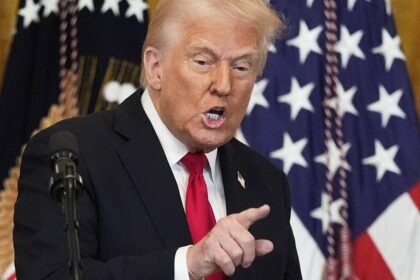 Donald Trump discursa em comício no Texas ao fundo de poços de petróleo, anúncio de flexibilização de regras de metano