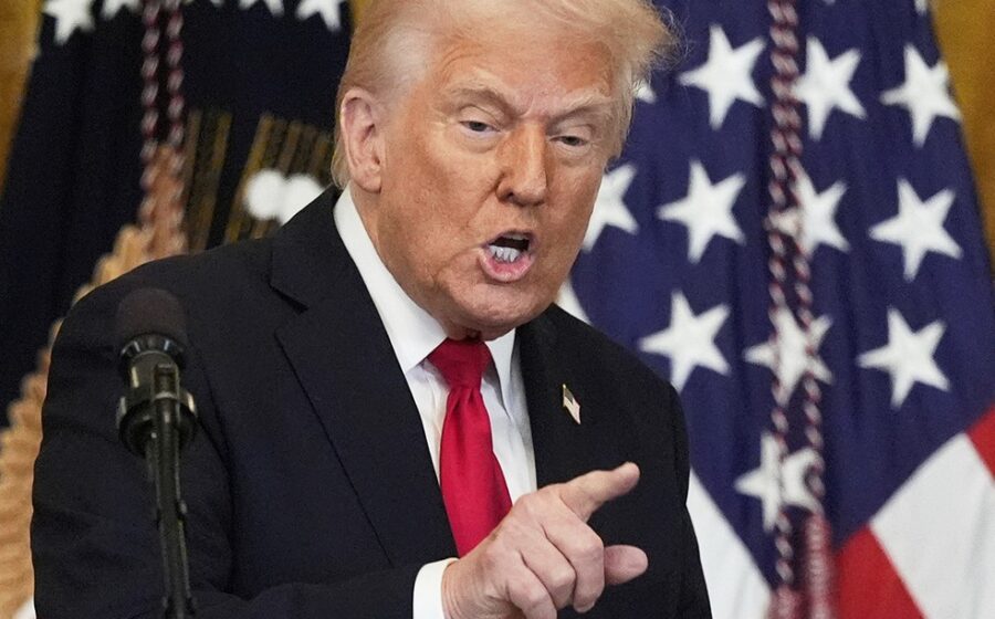 Donald Trump discursa em comício no Texas ao fundo de poços de petróleo, anúncio de flexibilização de regras de metano