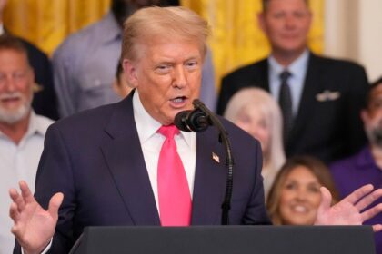 Donald Trump discursa em comício na Geórgia prometendo acordo pela Groenlândia e investimento da Audi