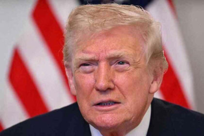 Donald Trump assinando decreto com termos "IA" riscado e "superinteligência" destacado