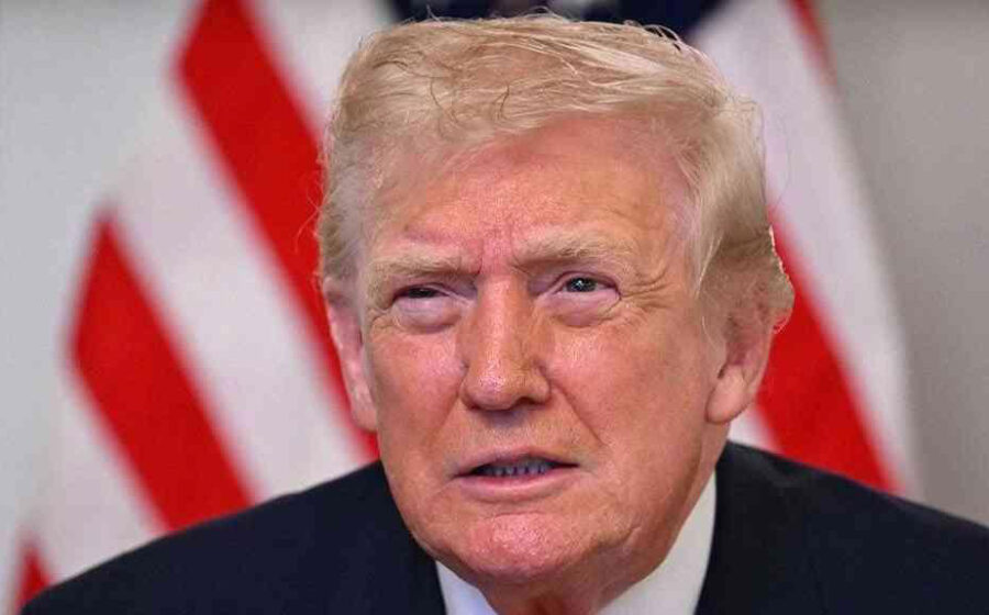 Donald Trump assinando decreto com termos "IA" riscado e "superinteligência" destacado