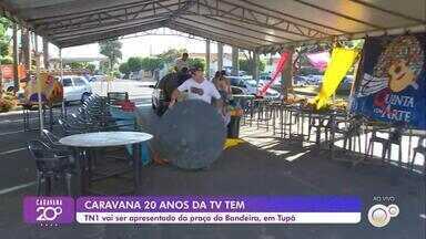 Ônibus da caravana gratuita de Tupã na FE26 com empresários e estande de produtos de amendoim