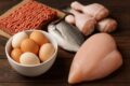 Caminhões carregados de carne de frango e tambores de mel prontos para exportação do Brasil para a União Europeia