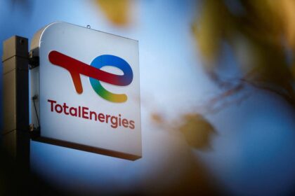 Plataforma de perfuração de xisto da TotalEnergies na formação Vaca Muerta, Patagônia argentina