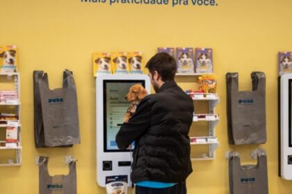 Logos Petz e Cobasi sobre gráfico de ações representando recompra da União Pet