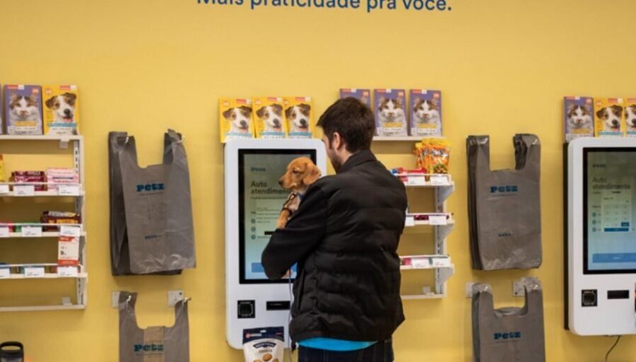Logos Petz e Cobasi sobre gráfico de ações representando recompra da União Pet