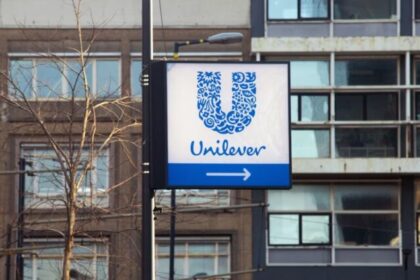 Produtos Unilever em prateleira de supermercado com etiquetas de preço em destaque