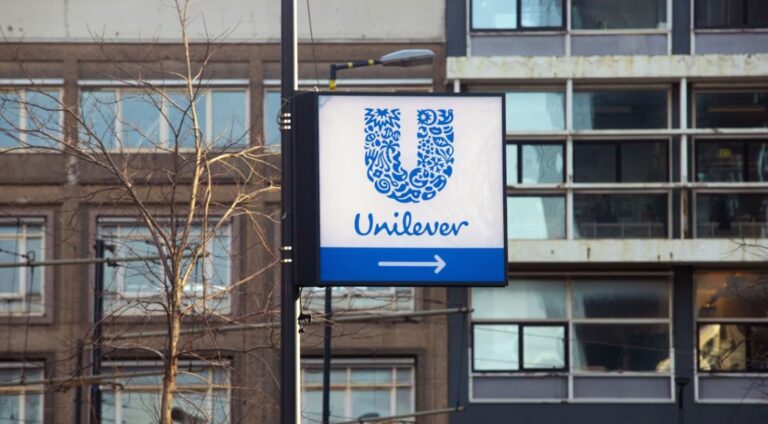 Produtos Unilever em prateleira de supermercado com etiquetas de preço em destaque