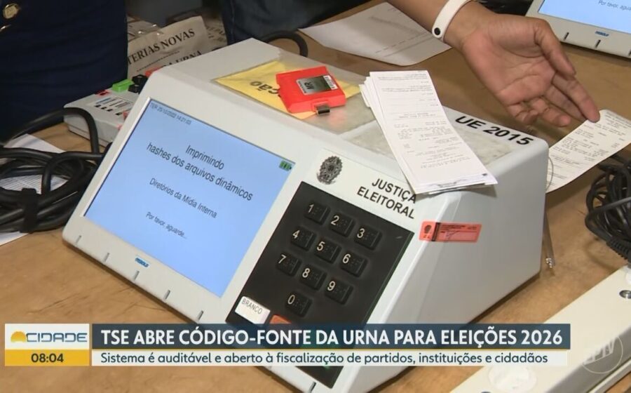 Urna eletrônica UE2020 modelo 2026 aberta mostrando hardware com 4GB RAM e SSD