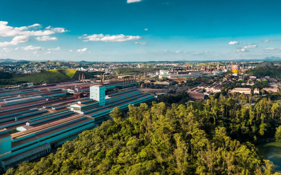 Usina da Usiminas com alto-forno em operação noturna