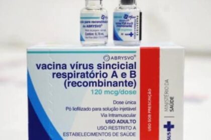 Cientista no Instituto Butantan manipulando frascos da vacina contra VSR em laboratório