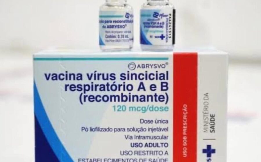 Cientista no Instituto Butantan manipulando frascos da vacina contra VSR em laboratório