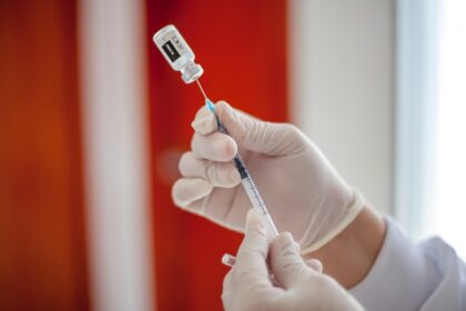 Pesquisadores brasileiros analisam frascos da vacina Vivaxin contra malária em laboratório