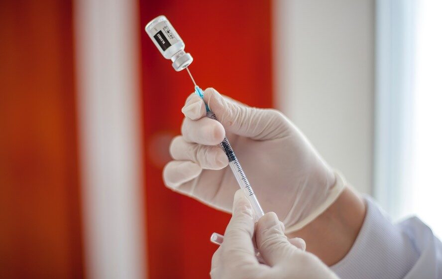 Pesquisadores brasileiros analisam frascos da vacina Vivaxin contra malária em laboratório
