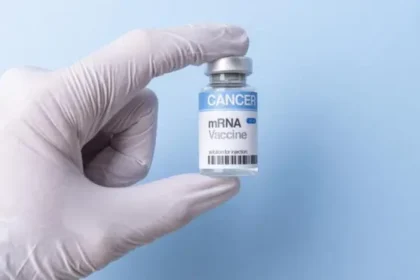Cientista preparando vacina personalizada de mRNA contra melanoma em laboratório de pesquisa clínica