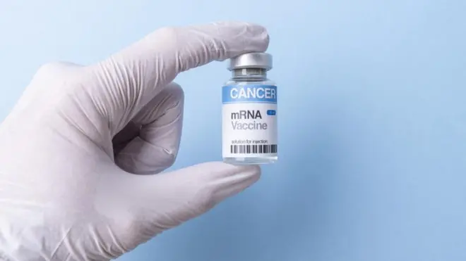 Cientista preparando vacina personalizada de mRNA contra melanoma em laboratório de pesquisa clínica