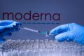 Cientista examina amostra de vacina mRNA personalizada para tratamento de melanoma em laboratório