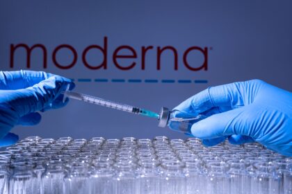 Cientista examina amostra de vacina mRNA personalizada para tratamento de melanoma em laboratório