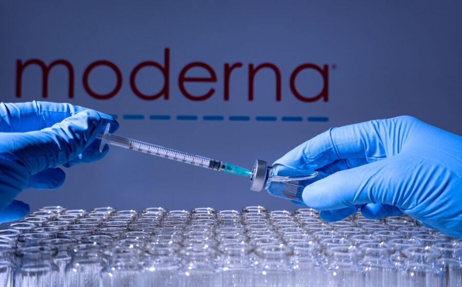 Cientista examina amostra de vacina mRNA personalizada para tratamento de melanoma em laboratório