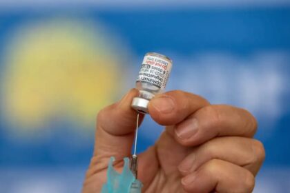 Cientistas analisam vacina de mRNA personalizada contra melanoma em laboratório farmacêutico