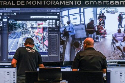 Mapa digital da cidade de São Paulo com ícones de câmeras de vigilância vermelhos piscando indicando vulnerabilidade de segurança