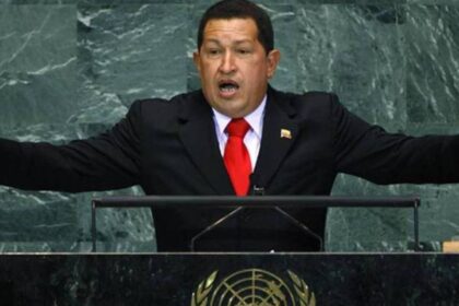 Bandeira da Venezuela e EUA com gráfico financeiro de alta, símbolo de investimento