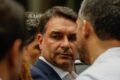 Alfredo Gaspar discursa concedendo derrota enquanto Flávio Bolsonaro some e PF investiga fuga