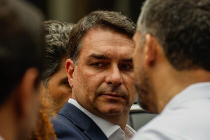 Alfredo Gaspar discursa concedendo derrota enquanto Flávio Bolsonaro some e PF investiga fuga