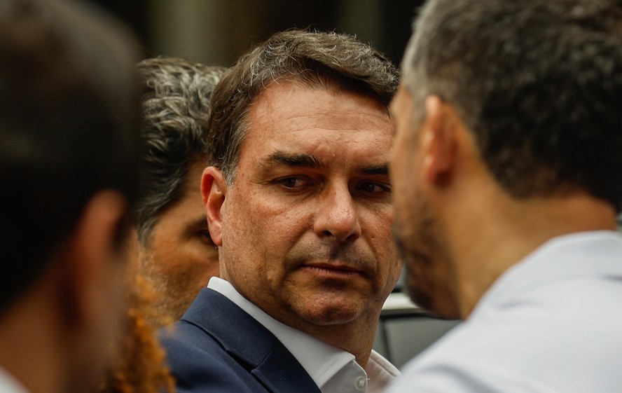 Alfredo Gaspar discursa concedendo derrota enquanto Flávio Bolsonaro some e PF investiga fuga