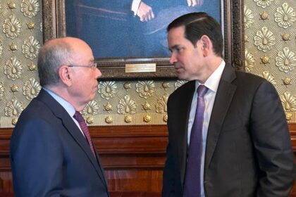 Chanceler Mauro Vieira e secretário Marco Rubio apertam as mãos em reunião do G20 em Atlanta