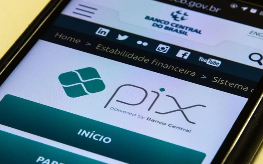 Senador Flávio Bolsonaro apresenta programa Vira Pix com promessa de cashback universal via Pix
