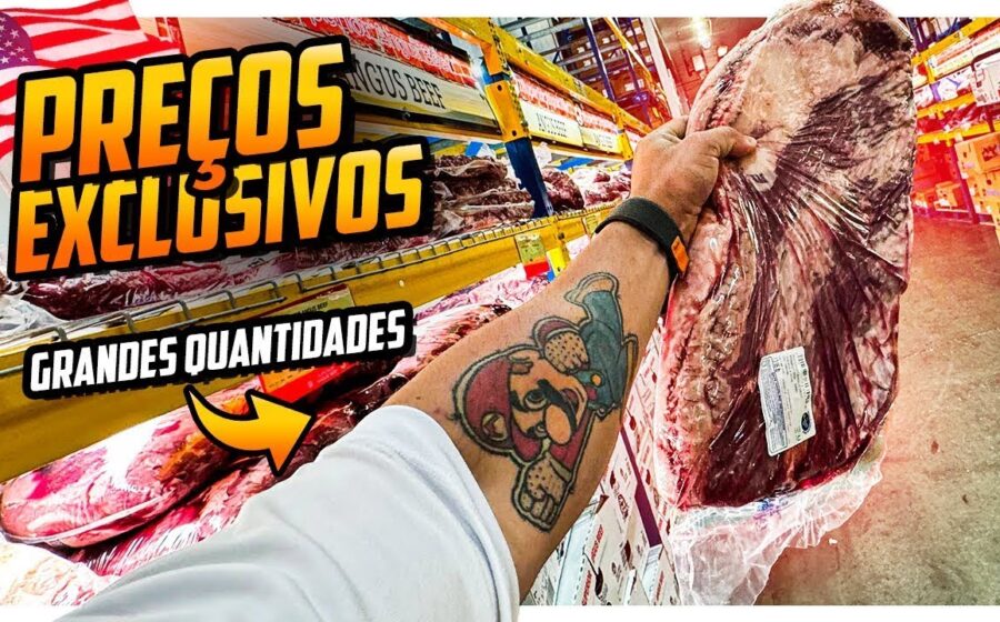 Trabalhadora exausta com três crachás de emprego olha preços de carne no supermercado