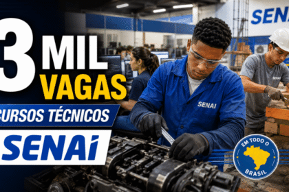 Estudantes em sala de aula do Senai-SP com banner de 3.357 vagas gratuitas em cursos técnicos
