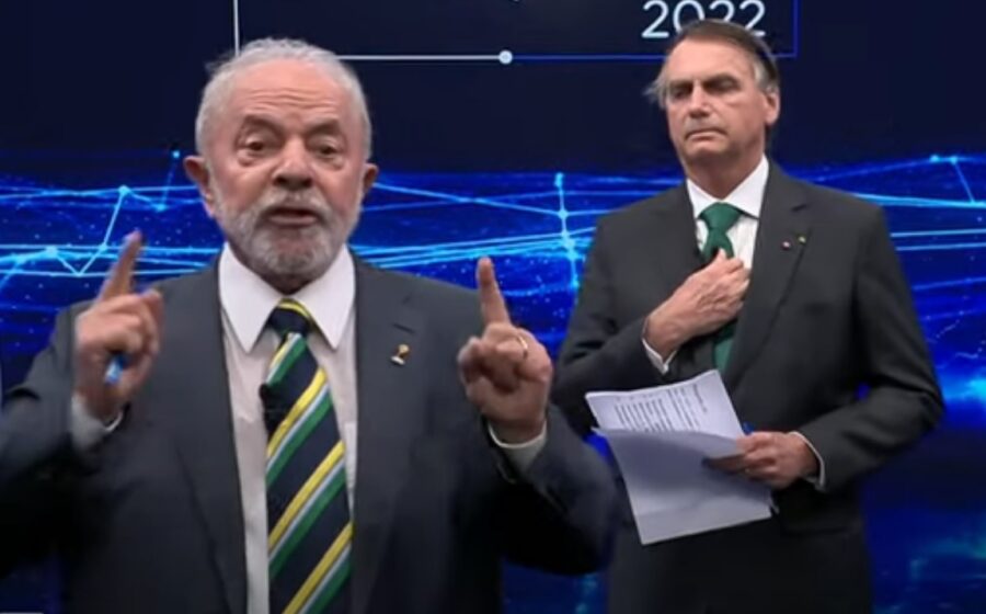 Flávio Bolsonaro discursa em evento empresarial prometendo revogar mil normas federais